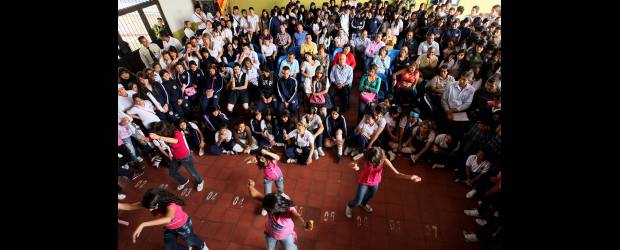 En Castilla la violencia se vence con educación y cultura | Jaime Pérez | En medio de una fiesta, donde los alumnos se expresaron por medio de la música y el baile, la Institución Educativa Casd José María Espinosa, incentiva a los menores a la expresión de sus sentimientos. De esta manera, le hacen el quite a las problemáticas que se viven en el sector y que parecieran ser propiedad, algunas de ellas, de muchos planteles de la ciudad.