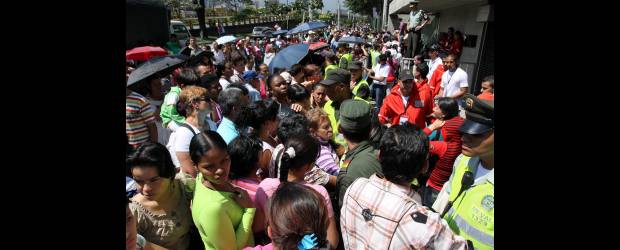 Entrega de ollas generó desorden | Julio César Herrera | Ante lo grave de los desórdenes tuvo que llegar el Esmad de la Policía.