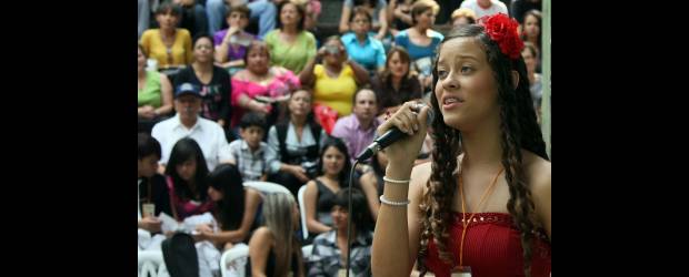Jóvenes apuestan por la música colombiana | Fotos Jaime Pérez | María Camila Tapias no solo demostró un gran dominio del escenario, sino que sorprendió con una interpretación de bambuco y pasillo con un nuevo y renovado aire, con sello propio, como la definió el maestro Jorge Hernán Arango.