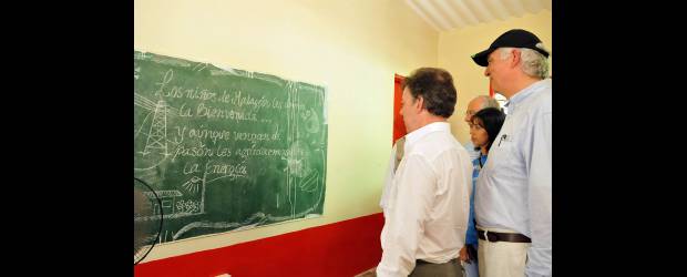 Santos quiere replicar la electrificación rural de EPM | Cortesía: Presidencia | El presidente Juan Manuel Santos se llevó una sorpresa con el mensaje que le dejaron los 37 estudiantes del Centro Educativo Rural, de Malagón, el cual compartió con el gerente General de Empresas Públicas de Medellín, Federico Restrepo Posada y con el ministro de Minas y Energía, Carlos Rodado Noriega.