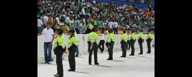 A portarse bien desde las 12 | Archivo | Estricto será el control que impondrá la Policía, en todos los rincones y en las afueras del estadio Atanasio Girardot. Si usted no tiene boleta, vea el partido por la televisión. Recuerde que habrá doble barrera en el control de la tribuna y la cancha de juego. La Policía Metropolitana contará con más de 2 mil efectivos.