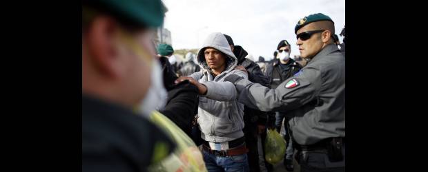 La UE fortalece control de fronteras | Tony Gentile, Reuters, Lampedusa - Italia | La decisión se justificó por situaciones como la inmigración masiva.