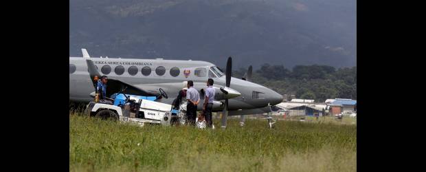 Susto por falla en avión de la FAC | Julio César Herrera | En la maniobra de aterrizaje el piloto de la aeronave se salió por un costado de la pista, desviándose unos tres metros sin presentar ningún riesgo.