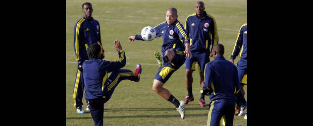 Orden es la clave para ganarle a Argentina | Andrés Stapff, Reuters-santa Fe, Argentina | Pensando en referenciar mejor a Lionel Messi, el gran sacrificado por el técnico Hernán Darío Gómez para el partido de esta noche ante Argentina es Gustavo Bolívar, uno de los mejores ante Costa Rica. Colombia es el único del grupo con tres puntos y con un triunfo estaría asegurando su paso a la siguiente ronda.