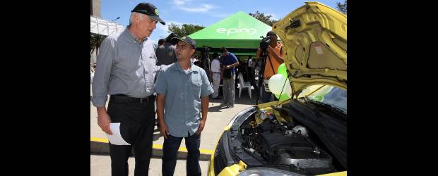 Con cambiar a gas, Jimmy tanquea con $9.000 diarios | Robinson Sáenz | El gerente de EPM, Federico Restrepo, comparte con Jimmy Alejandro León, el conductor que está satisfecho por el alivio económico que le ha representado cambiar a gas. Los taxistas son el segmento del transporte público que más se ha decidido por el gas natural en Medellín.