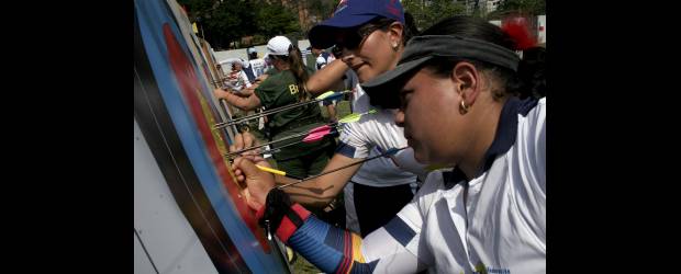 Marcas que calientan el Mundial | Archivo | Alejandra Usquiano, en primer plano, fue una de las arqueras más destacadas en el ranquin nacional del fin de semana, tras ser la dominadora de la categoría juvenil, ganado los oros e imponiendo cinco marcas nacionales. Llega justo antes del Mundial de Polonia, que será entre el 22 y el 29 de este mes.
