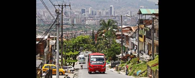 Combos asedian el Noroccidente | Juan Fernando Cano | La comuna 5, que corresponde a Castilla y barrios aledaños como Alfonso López se convirtió en las últimas semanas en uno de los sector más conflictivos de Medellín debido a enfrentamientos entre combos delincuenciales como "los Mondongueros" y "los Machacos". La comunidad se queja de homicidios, extorsiones y atracos. La Policía reconoce que la situación es grave.