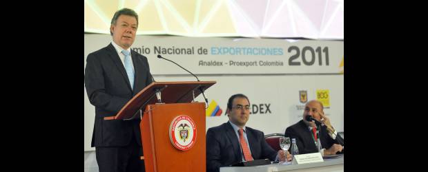 Colombia estrecha relaciones con Asia | Cortesía | El presidente Juan Manuel Santos aprovechó ayer el Congreso de Exportadores, para comentar que las operaciones revisadas y adeudadas por Venezuela suman 1.470 millones de dólares. Lo acompañan el ministro de Comercio, Sergio Díaz-Granados y el presidente de la Junta de Analdex, Ronald Bakalarz.