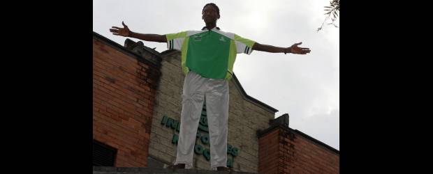Salto para Récords Guinness | Jaime Pérez | Su elasticidad ha llevado a Yair Medina a elevar el pie hasta lo más alto. Tanto que ya tiene una marca de 2.90 en salto de rompimiento el mismo que sirve para Récords Guinness, pero que no se ha oficializado.