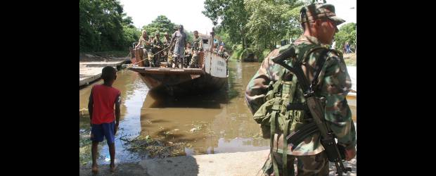 Retenidos en Tumaco quedaron en libertad | Archivo | Los retenidos fueron dejados en libertad cerca a la desembocadura del Río Rosario, en zona rural de Tumaco, precisó el almirante Hernando Wills, comandante de la Fuerza Naval del Pacífico. A su regreso fueron atendidos por médicos.