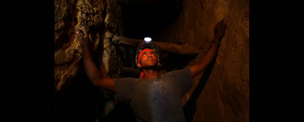 El socavón de la legislación | Jaime Pérez | La actual cartera de Minas y Energía enfrenta el reto de regular la especulación de hectáreas con riqueza aurífera, controlar la asignación de títulos mineros para la exploración y explotación y que esta actividad se ajuste a las normas ambientales. Hoy en día el Gobierno está redactando un proyecto que busca reformar el actual Código de Minas y de esta manera subsanar los vacíos jurídicos.