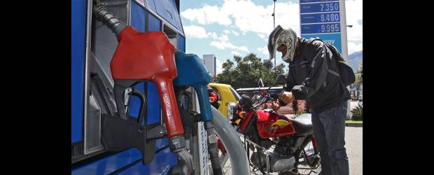 Gasolina estrena fórmula y precios | Archivo | Al Ministro de Minas y Energía, Mauricio Cárdenas, le quedan por definir las tasas impositivas sobre el precio de la gasolina. Estas tasas son el IVA, el impuesto global y la sobretasa, que para el caso de Medellín corrresponden a cerca del 28 por ciento de lo que paga un usuario por gasolina.