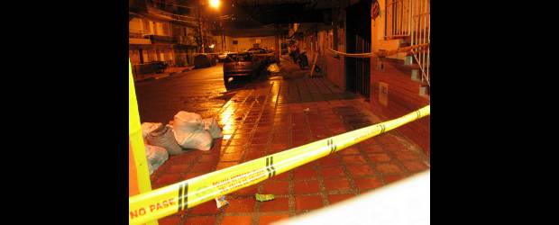 Una joven muerta por balacera en La Raya | Rodrigo Martínez Arango | En este sitio del barrio La Raya, de Itagüí, se presentó el tiroteo. Los carros resultaron impactados con una granada que fue lanzada por los atacantes.