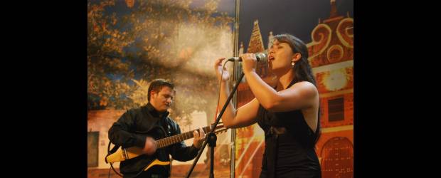 Yessica cantó y encantó con sabor a país | Juan Carlos Sepúlveda | A Yessica Jaramillo la acompañaron, en la guitarra, su novio y director del ensamble, Diego Alexander Ariza, y en la batería, el músico Alexander Vargas.