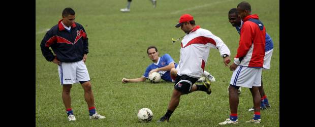 El Poderoso encara la adversidad | Manuel Saldarriaga | A pesar del paso del tiempo, el técnico Guillermo Berrío conserva su calidad para pegarle al balón. Los jugadores del Medellín son testigo de ello en los entrenamientos. El rojo ajusta su esquema.