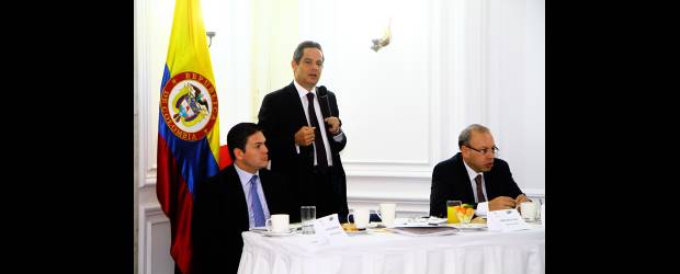 Testigos podrán usar cámaras en escrutinios | Ministerio Del Interior, Bogotá | Los ministros de Defensa, Juan Carlos Pinzón, y de Interior, Germán Vargas, acompañados por el registrador nacional, Carlos Ariel Sánchez, repasaron algunas de las medidas para las próximas elecciones.