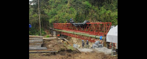La mitad de Manizales sigue cargando agua | Colprensa, Manizales | Para reparar el tubo de 28 pulgadas que se rompió debido a una avalancha el 19 de octubre, fue necesario instalar sobre el río Chinchiná unas cercas que la soporten. Cuanto esté lista la reparación se podrá iniciar el bombeo.
