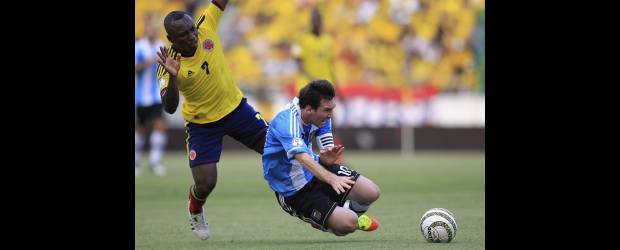 Un gran alivio fue el triunfo para Sabella | Jaime Saldarriaga, Ap-barranquilla | Lionel Messi y Pablo Armero en el enfrentamiento que tuvieron en el partido de Barranquilla. El capitán gaucho fue importante en el triunfo.