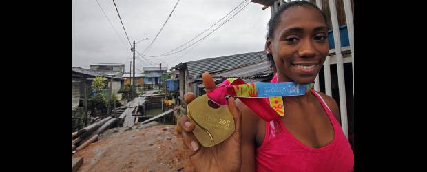 Bañadas en oro y en pobreza | Henry Agudelo, Enviado Especial, Quibdó | Jennifer Padilla González corre por la Liga de Atletismo de Chocó. En 2012, cuando se efectuarán los Juegos Olímpicos, en Londres, en los cuales participará, cambiará de liga. Lo más probable es que se decida por la de Antioquia, donde vive y entrena desde hace años.