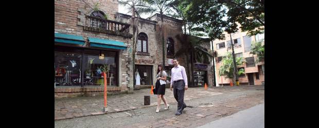 Vía Primavera crece con más novedades | Hernán Vanegas | Yuleny Marín, directora ejecutiva de la Corporación Vía Primavera y Andrés Cano, coordinador de Productividad y Competitividad de Proantioquia, caminan por la calle 37, donde empezaron a llegar las primeras marcas de la Vía.