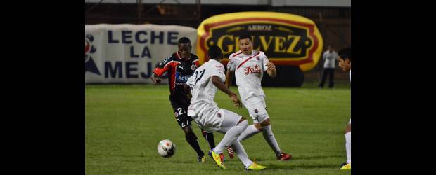 Castrillón mantuvo prendida luz de esperanza | Colprensa, Cúcuta | El esfuerzo del Medellín fue recompensado con tres puntos en una plaza difícil. Los hinchas lamentan que el equipo rojo haya cedido tantos puntos, tres de ellos por una mala inscripción, y la posibilidad de estar en la final esté extraviada. Jaime Castrillón y Bréiner Castillo fueron importantes en la victoria.