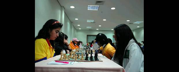 Aura se dio el lujo de vencer a la 1 del mundo | Cortesía Mundial De Ajedrez | Paula Andrea Rodríguez (izquierda) es una de las jugadoras colombianas más destacadas en Caldas Novas, Brasil. La colombiana marcha invicta y líder, jugadas ocho rondas del torneo, que finaliza hoy. Aspira al título de menores en ajedrez.