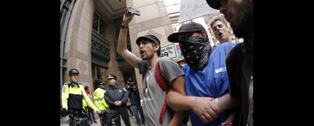 Estudiantes contra Wall Street | Elise Amendola, Ap - Estados Unidos | Los estudiantes se han unido a "Occupy Wall Street" debido al aumento de matrículas desde que la economía comenzó a desacelerarse hace tres años.