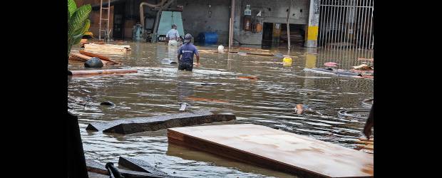 Lluvia dio respiro, pero la tragedia se multiplica | Colprensa, Cali | El corregimiento Juanchito, de Candelaria, Valle, es una de las zonas más afectadas por las inundaciones. Cerca de 120 viviendas y dos de las discotecas más tradicionales de esa población están anegadas. También se reportó la ruptura de un dique en el sector de Punta Brava, en Yotoco.