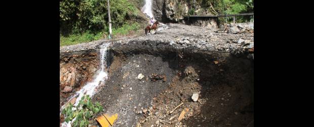 El Occidente de Antioquia se quedó sin vía alterna | Hernán Vanegas | Cerca de 10 sitios con pérdida de banca presenta la antigua vía a San Jerónimo. Este es el más grave, en la vereda Urquitá, del corregimiento de Palmitas, pues solo pueden transitar motos o caballos como muestra la imagen. El Gobernador aprobó urgencia manifiesta para intervenir cuatro puntos graves.