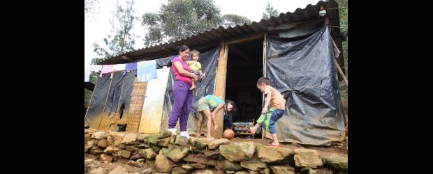 Carlos no quiere vivir más en la casa de trapo y barro | Róbinson Sáenz | La familia Herrera Moreno es otro grupo que salió huyendo de la amenaza paramilitar en Urrao. Con esa angustia del desarraigo fue a parar a una loma de Medellín, donde el futuro de sus tres hijos quedó enredado en la miseria.