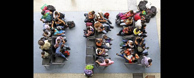 Clima favorece éxodo terrestre | Juan Fernando Cano | Por diferentes motivos la gente sale de Medellín a pasar navidades y fin de año en otros lugares. Pero el motor principal que impulsa a los viajeros es el familiar, reunirse con sus allegados en sus sitios de origen, ya que esta ciudad esta poblada en gran parte por personas venidas de otros municipios.