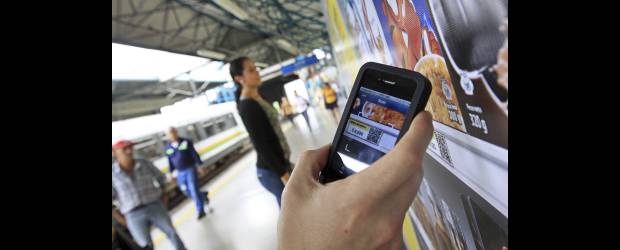 Compre en la góndola virtual | Juan Fernando Cano | En el Blackberry, la función de escanear códigos de barras está en el chat, en tanto que para Android y Apple, es a través de aplicaciones.