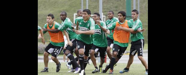 ¡A gozarse la Noche Verde! | Cortesía Mauricio Cadavid | Esta noche, Nacional mostrará su equipo tipo, con la incorporación, por primera vez, del zaguero central argentino Cristian Tula (último en la fila de jugadores). El resto del equipo será el mismo que perdió el pasado fin de semana en Quito ante Liga Deportiva Universitaria. Será la presentación del grupo de refuerzos, así como de la camiseta Adidas para la temporada 2012.