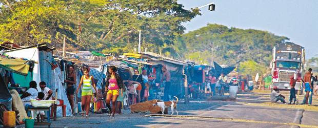 Los dos meses del desastre | Henry Agudelo-enviado Especial, Atlántico | Sobre la carretera que une el municipio Campo de la Cruz con Barranquilla cientos de damnificados esperan a que el nivel de las inundaciones bajen y puedan retornar a sus casas. Las condiciones en las que viven son bastante difíciles