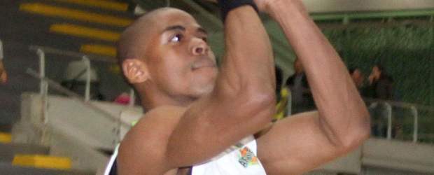 Norvey es el Arriero de pura cepa | Donaldo Zuluaga | Norvey Aragón jugó anoche en el coliseo Iván de Bedout, donde Arrieros Indeportes-Gobernación de Antioquia venció 79-74 a Cangrejeros de Cartagena en un partido que tuvo dos jugadores expulsados.