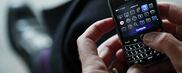 Blíndese contra los intrusos | Bloomberg | Lo más conveniente no es dejar los teléfonos configurados de fábrica. Por ello, conozca las posibilidades de su dispositivo con el fin de blindarlo y evitar un desastre en caso de pérdida.