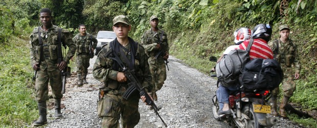 Rastros de miedo en la Medellín-Quibdó | Róbinson Sáenz | Del lado de la Brigada XV hay por lo menos 400 soldados que vigilan día y noche la carretera. Aunque muchas veces no se les ve por la vía, el Ejército asegura que ahí están, atentos desde la montaña. En lo que va del año la guerrilla ha quemado tres carros sobre este eje vial y el Ejército reporta la muerte en combate de por lo menos diez guerrilleros en estos tres meses.