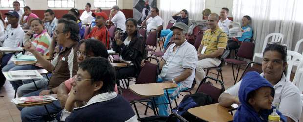 Viejos vicios aun manchan mapa político de Medellín | Fotos: Robinson Sáenz | Falta poco mas de dos meses para que se elijan en el país las autoridades locales. En las comunidades perciben que la maquinaria se está aceitando. En la foto, reunión de líderes de la comuna 1, en Granizal.