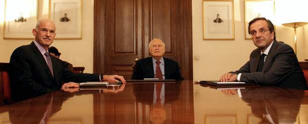Con acuerdo, Grecia destraba rescate financiero | Kostas Tsironis-ap-atenas (grecia) | Momento de la reunión entre primer ministro George Papandreou (izquierda), el presidente de Grecia, Karolos Papoulias y el opositor Antonis Samaras.