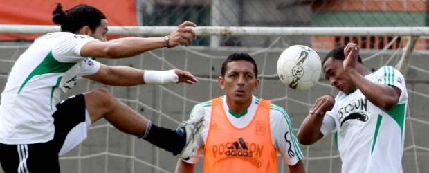 Atanasio de frac para vibrar con el verde | Julio César Herrera | El equipo verde realizó ayer en Envigado la última práctica. En acción, el zaguero Édgar Zapata, el mediocampista Jairo Patiño y el delantero Ángello Rodríguez, quien ya se recuperó de su lesión.