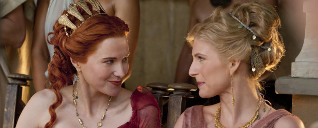 Cortesía | Lucy Lawless, famosa por su rol como Xena: La Princesa Guerrera, interpreta a Lucretia, mientras la actriz Viva Vianca hace de Ilithyia.