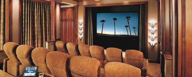 La magia del cine en casa | El espacio es pensado como un centro de entretenimiento que se adecúa según las necesidades del cliente. Una zona para disfrutar con la familia y los amigos momentos de cine, deporte, videojuegos y música.