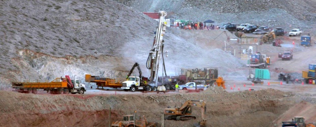 Máquina alcanzó 100 metros de profundidad en rescate de mineros | Reuters | La perforadora Schramm T-130, que comenzó a trabajar en la noche del pasado domingo.