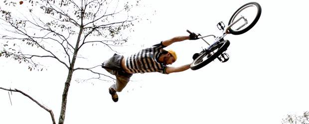 Para volar no se necesitan alas | Henry Agudelo | Los más asombrados con estas volteretas mortales que elabora Yamid fueron los jóvenes practicante de bicicrós de La Estrella, donde el semillero empieza a mostrarse con fuerza, a pesar de la falta de una buena pista para este deporte.