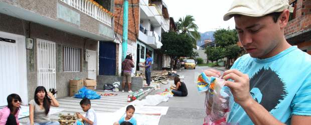 Reciclaje embellece la Navidad | Róbinson Sáenz | Mientras varios niños pintaban sus carteleras, docentes y alumnos de la Universidad de San Buenaventura le daban forma a los desechos que les donaron las empresas del centro comercial Puerta del Norte.