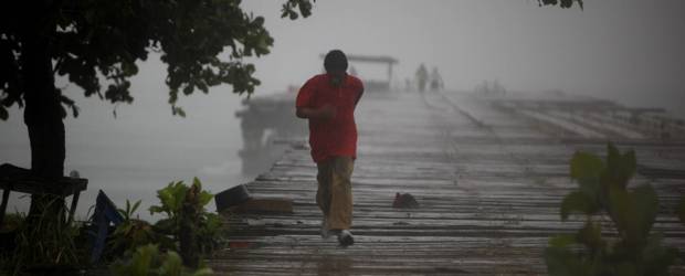 Tormenta tropical Matthew causa torrenciales lluvias en Guatemala | AP | Tras su paso por Honduras, Matthew avanza a Guatemala y Bélice.