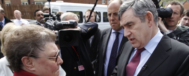 Gordon Brown pasa un mal rato por un micrófono encendido | Reuters | Brown cometió este miércoles una indiscreción a micrófono encendido al tildar a una mujer de 65 años de "intolerante" tras insistir la electora sobre el tema de la inmigración durante un encuentro.