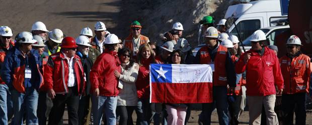 Túnel alcanzó zona donde están atrapados los 33 mineros chilenos | AP | En Chile hay euforia y cuentan las horas para que acabe el drama de los mineros atrapados.