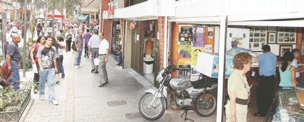 A Andrés le gusta "juniniar" | Donaldo Zuluaga | La zona céntrica, desde el Parque de Bolívar y el Pasaje Junín, con parada obligada en Versalles y las librerías son los principales encantos para Andrés.