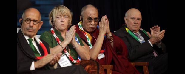 Nobeles pidieron eliminación de armas nucleares | AP | El ex Director General del OIEA Mohamed ElBaradei, el nobel de paz Jody Williams, líder espiritual tibetano, el Dalai Lama y el ex presidente sudafricano Frederik Willem de Klerk en la Cumbre de Premios Nobel de la Paz en Hiroshima.